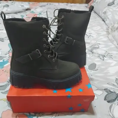 3 pares de Zapatos de taco alto y bototos. - miniatura 3
