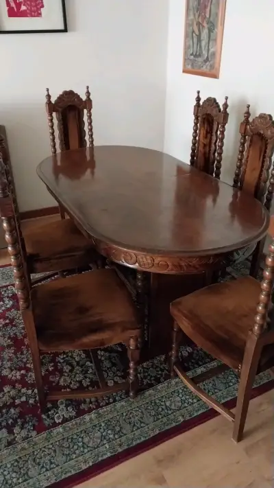 Mesa de comedor con sillas de madera - miniatura 1