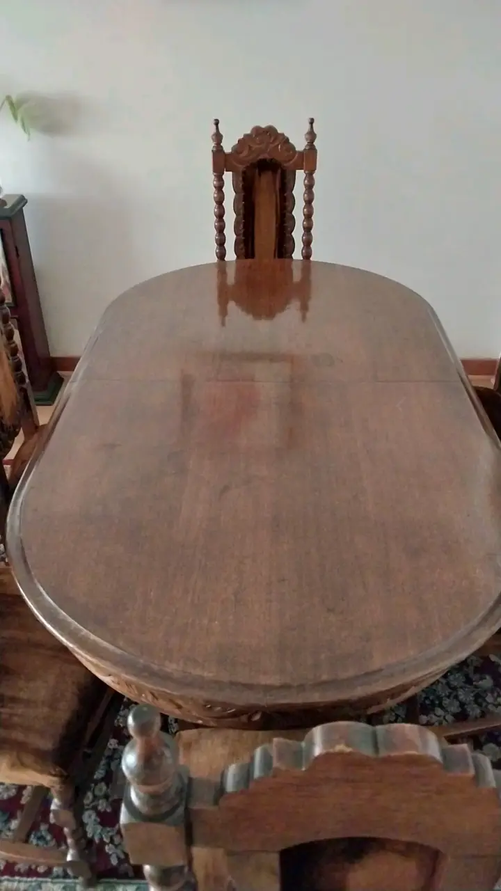 Mesa de comedor con sillas de madera - 2