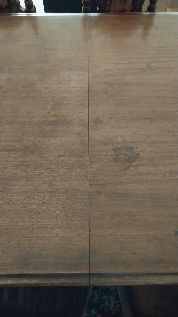 Mesa de comedor con sillas de madera - 3