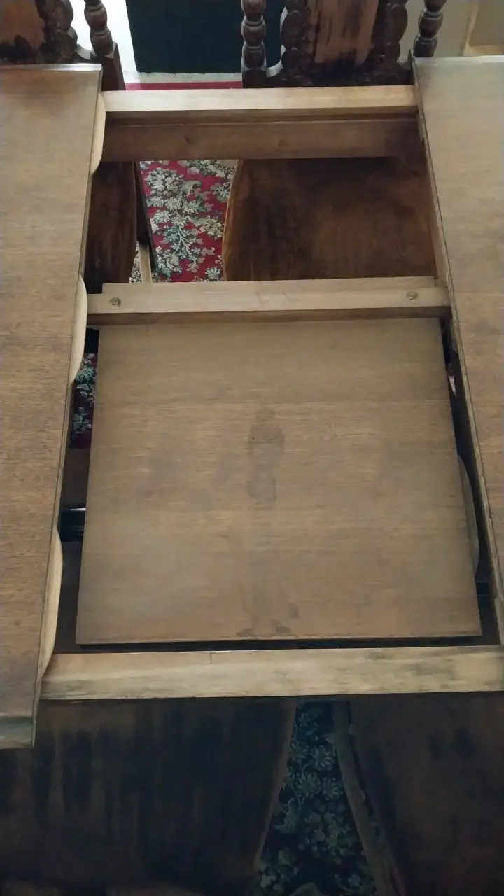Mesa de comedor con sillas de madera - 4