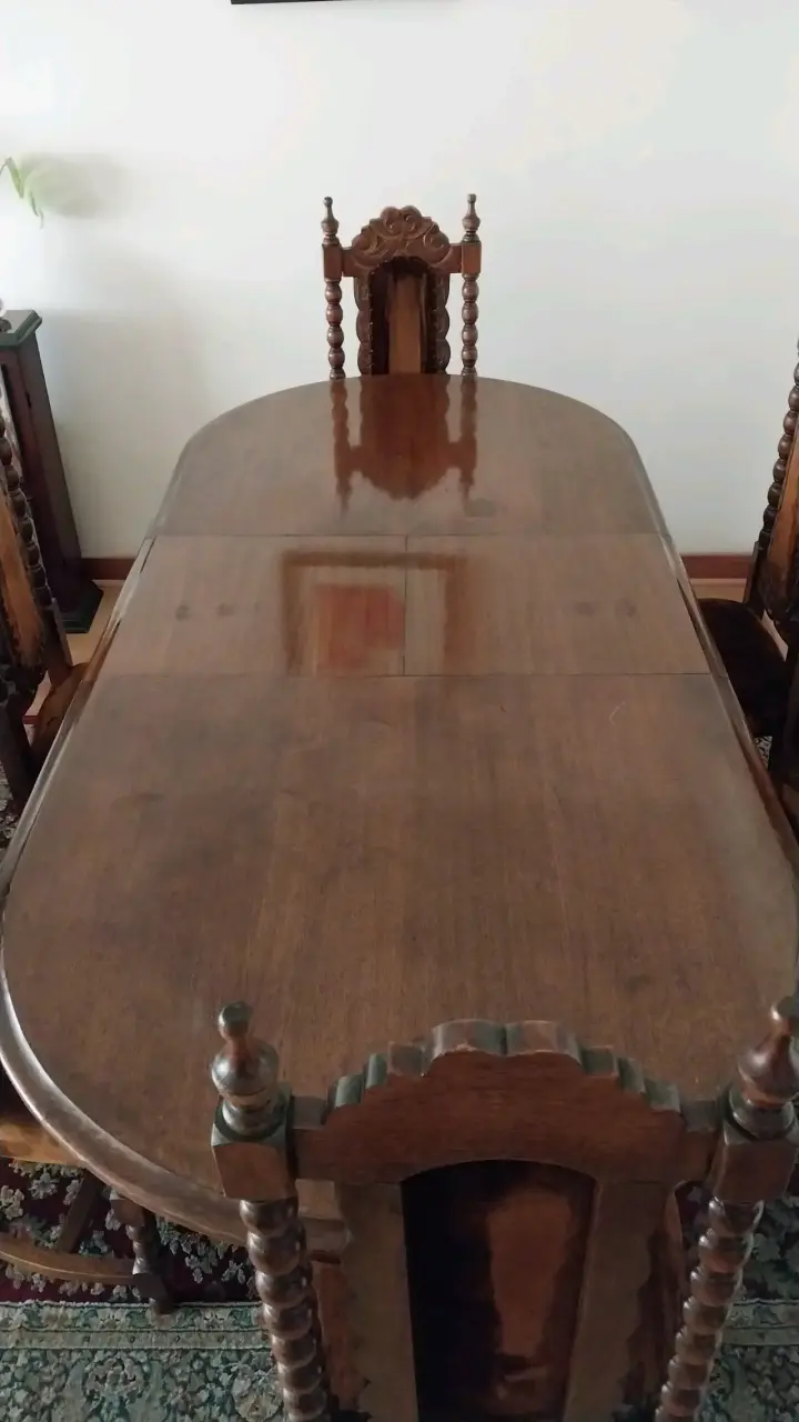 Mesa de comedor con sillas de madera - 5