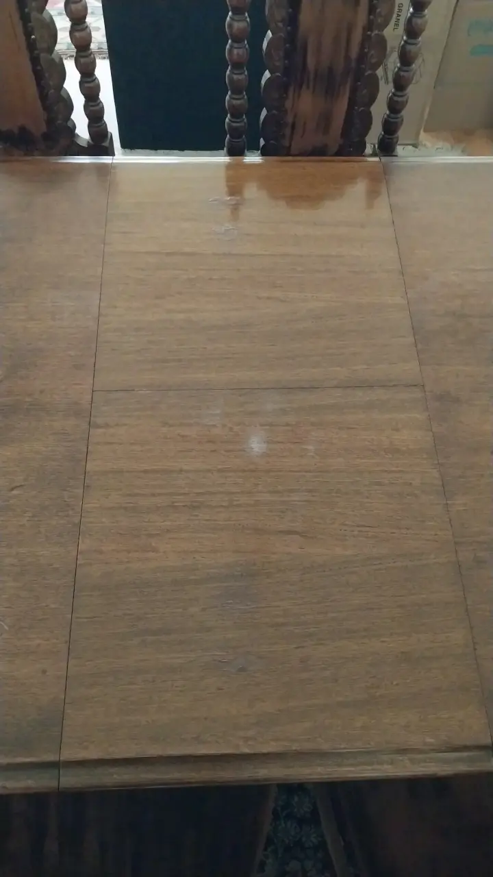Mesa de comedor con sillas de madera - 6