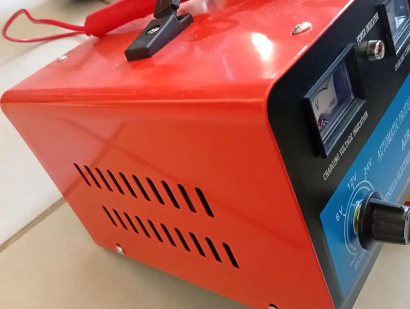 Cargador de baterías automático rojo - 1