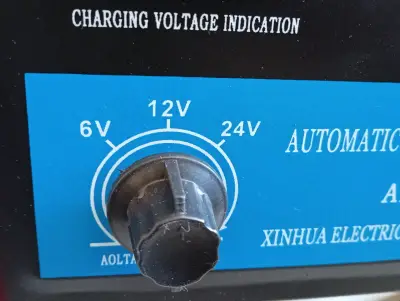 Cargador de baterías automático rojo - miniatura 2