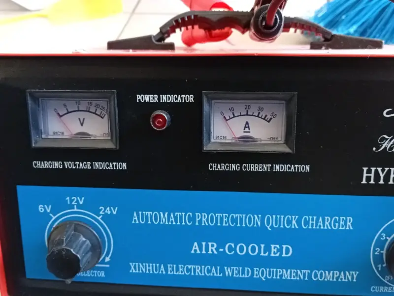 Cargador de baterías automático rojo - 4