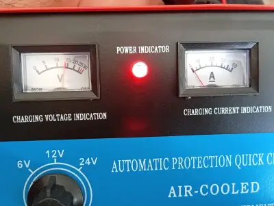 Cargador de baterías automático rojo - miniatura 5