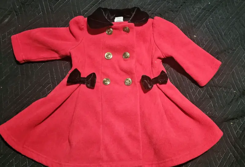 Abrigo rojo con lazos para niña