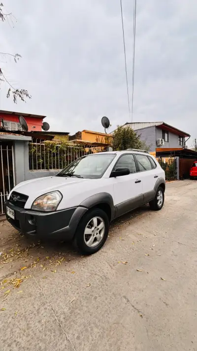 SUV Hyundai Tucson 2008 - miniatura 2