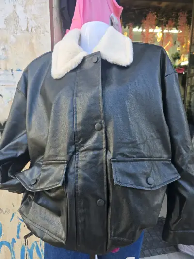Chaqueta negra con cuello de piel - miniatura 1