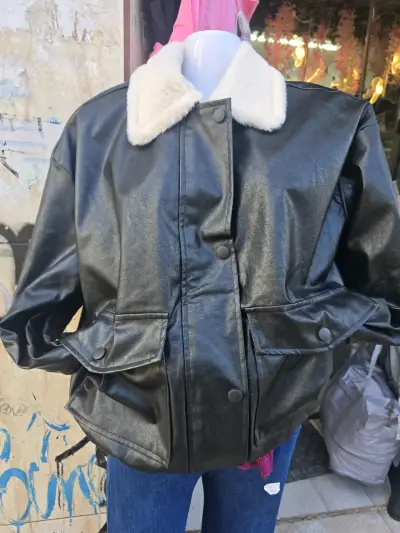 Chaqueta negra con cuello de lana - miniatura 2