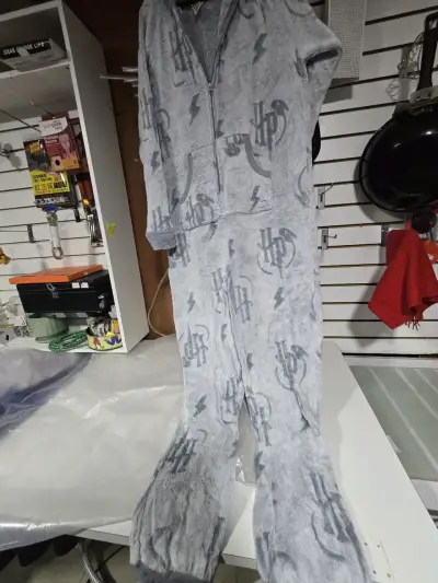 Pijama enterizo gris con capucha - miniatura 2