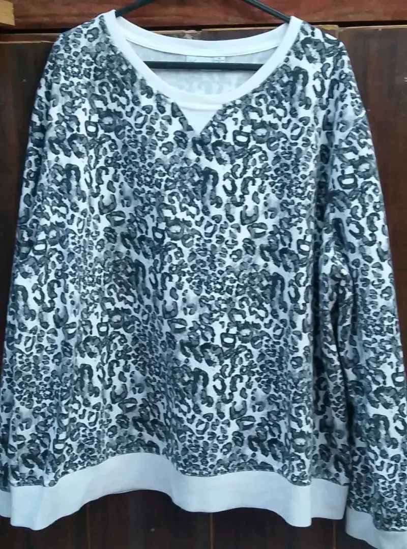 Polerón estampado animal print