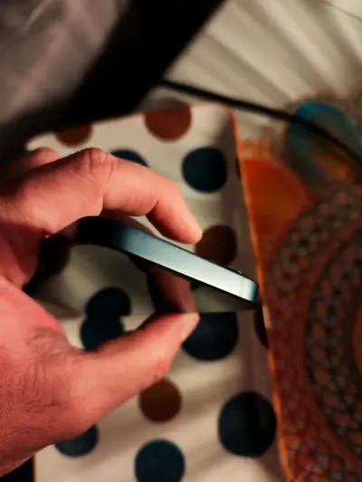 iPhone 13 Mini de 128 GB. 73% Bat. Azul Oscuro. - miniatura 6