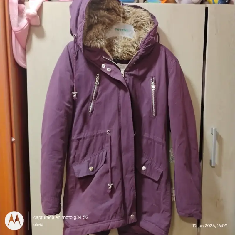 Parka morada con capucha y forro peludo