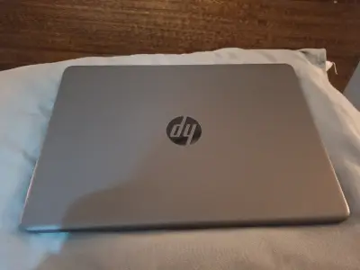 Laptop HP gris en buen estado - miniatura 1
