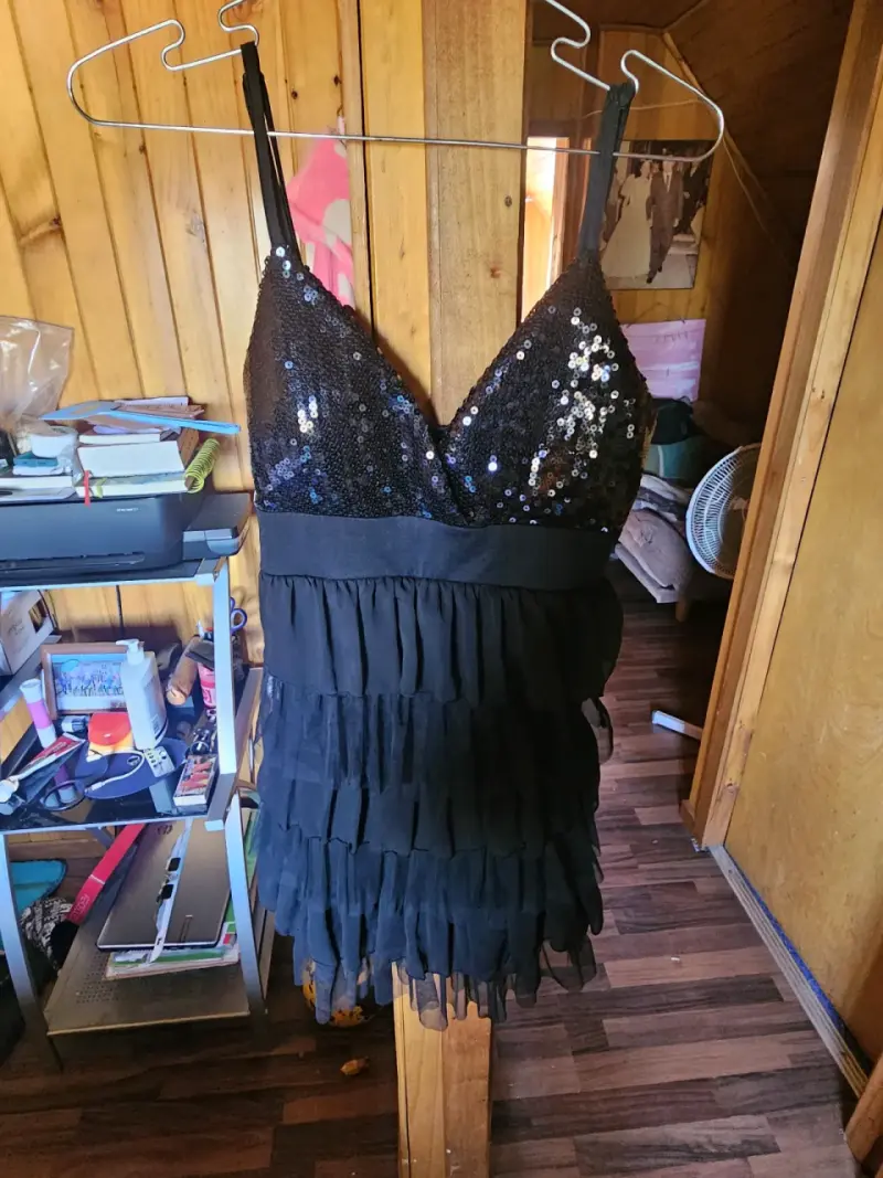 Vestido negro con lentejuelas - 1