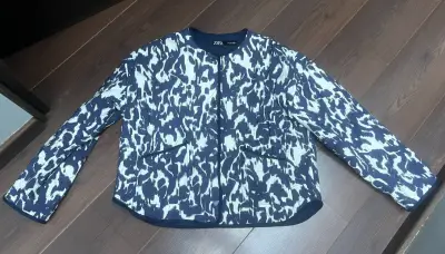 Chaqueta estampada Zara azul y blanca - miniatura 1