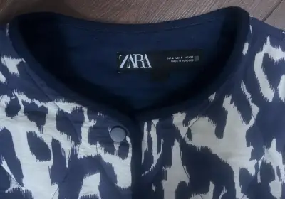 Chaqueta estampada Zara azul y blanca - miniatura 2