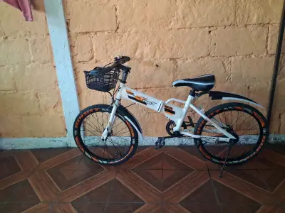 Bicicleta infantil blanca y naranja - miniatura 1