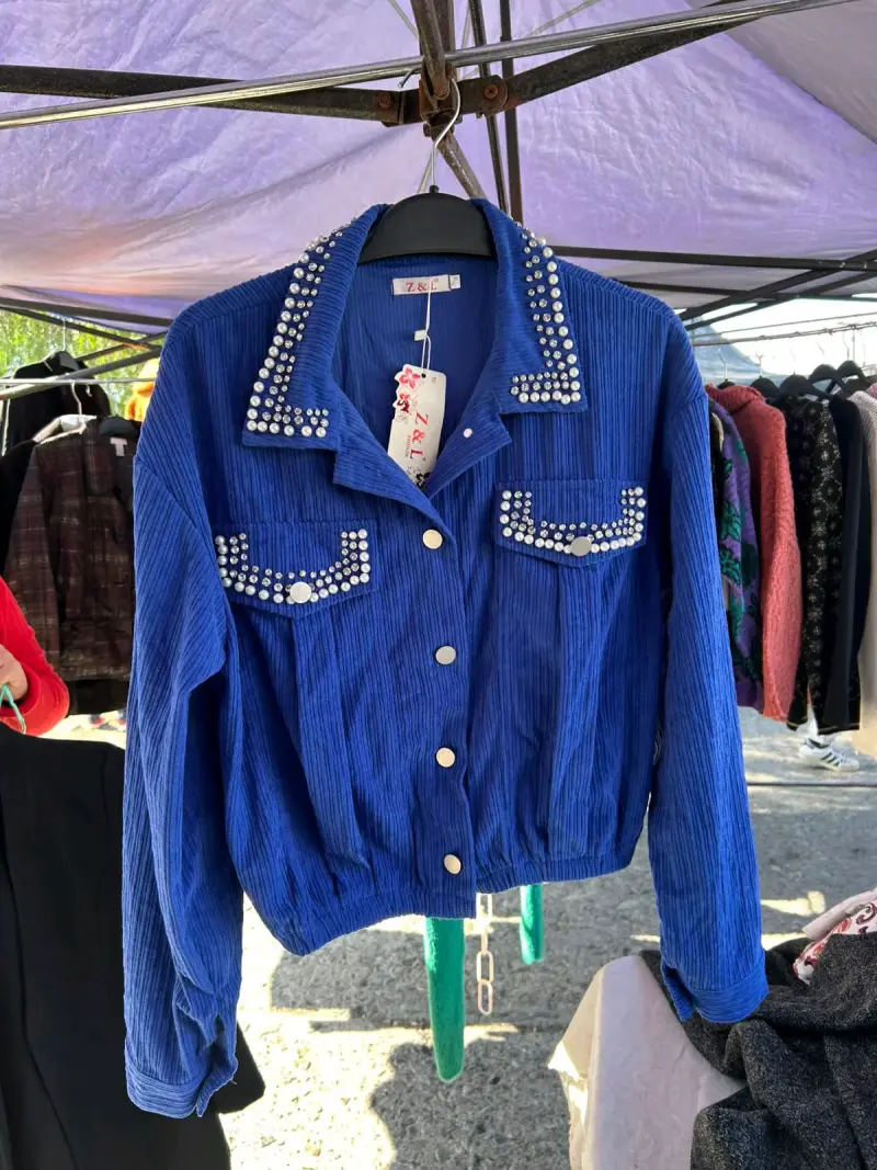 Chaqueta azul con tachas