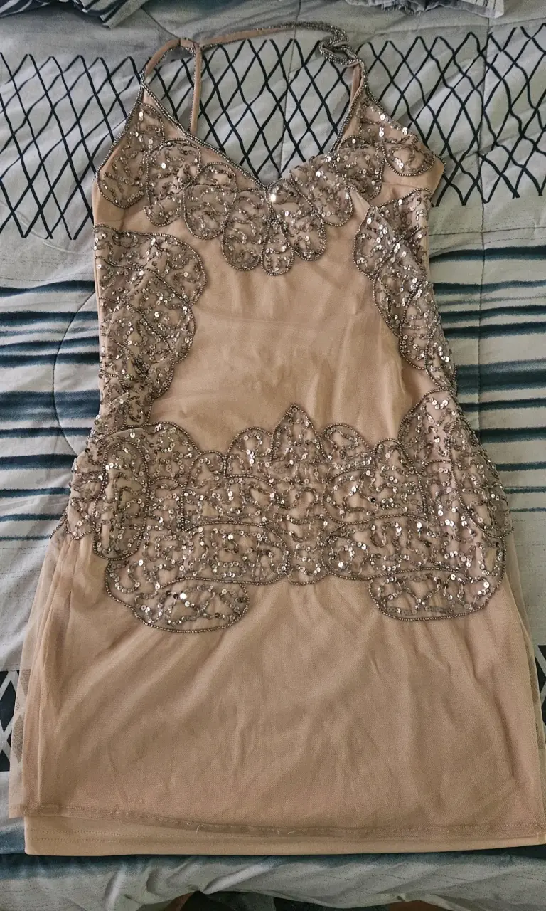 Vestido beige con lentejuelas