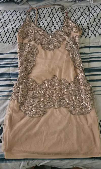 Hermoso Vestido beige con lentejuelas - miniatura 1