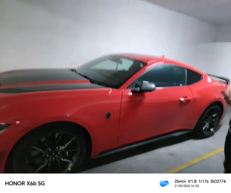 Auto deportivo rojo con franjas - 1