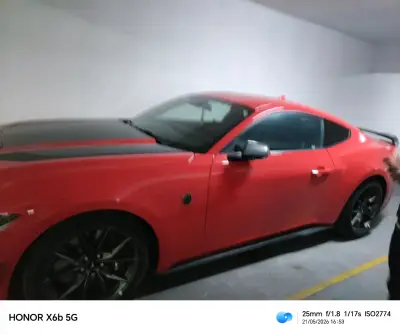 Auto deportivo rojo con franjas - miniatura 1