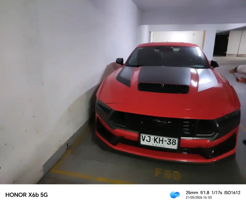 Auto deportivo rojo con franjas - 2