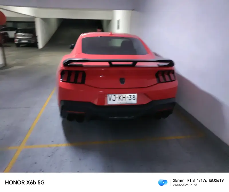 Auto deportivo rojo con franjas - 3