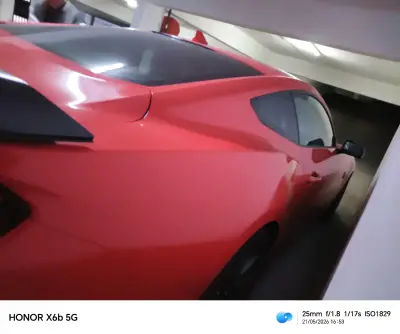 Auto deportivo rojo con franjas - miniatura 4
