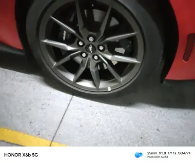 Auto deportivo rojo con franjas - miniatura 5