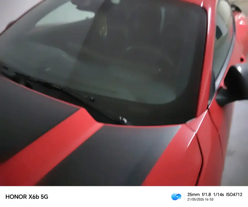 Auto deportivo rojo con franjas - 6