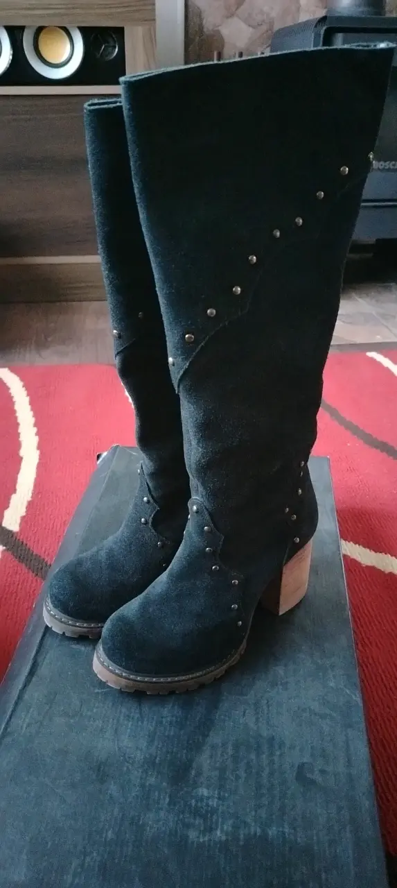 Botas negras 100% cuero con tachas - 1