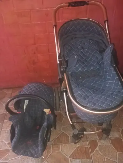 Coche con porta bebé azul - miniatura 1