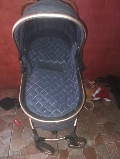 Coche con porta bebé azul - miniatura 2