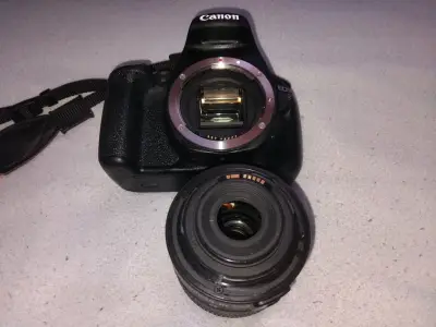 Cámara Canon EOS con lente - miniatura 1
