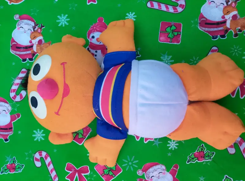 Peluche colorido de personaje infantil