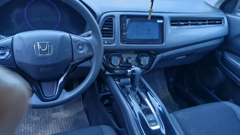 Vehículo Honda HR-V gris - 4