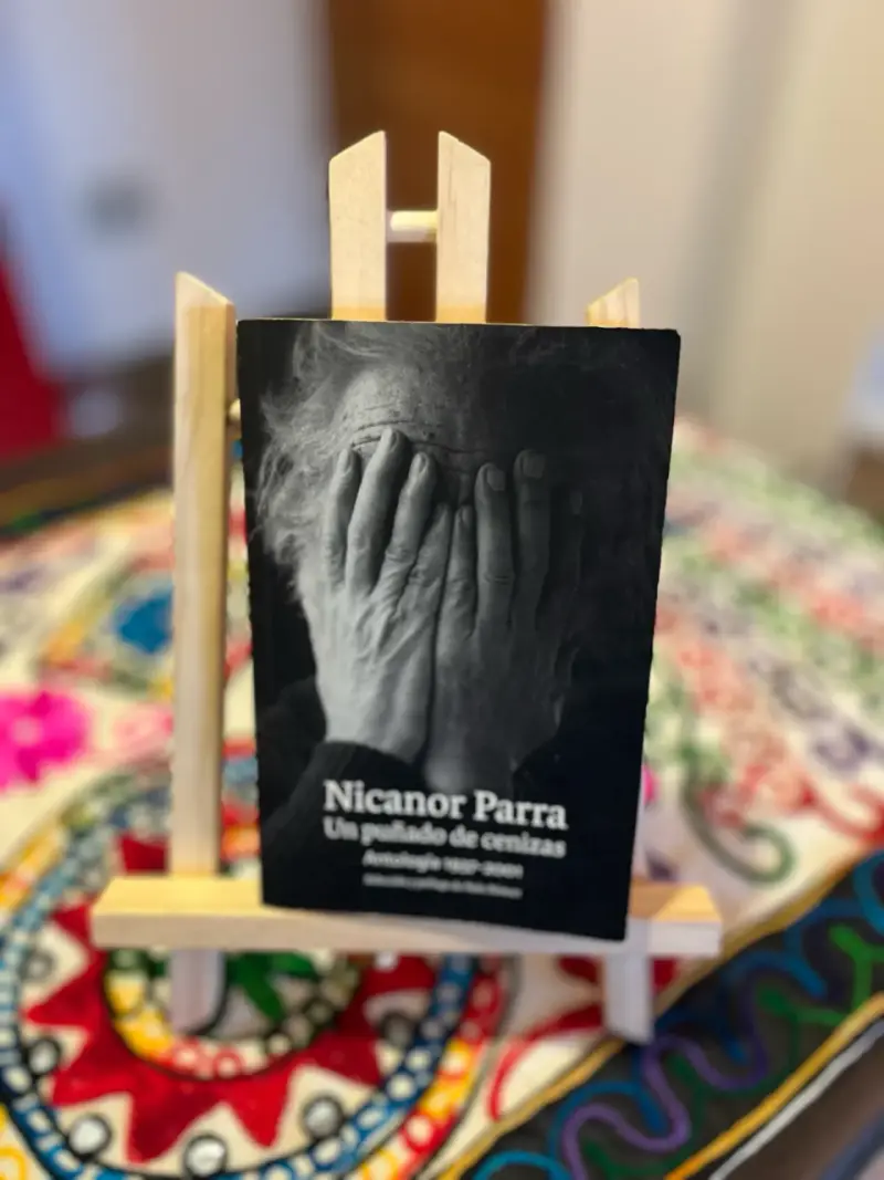 Libro Nicanor Parra en atril