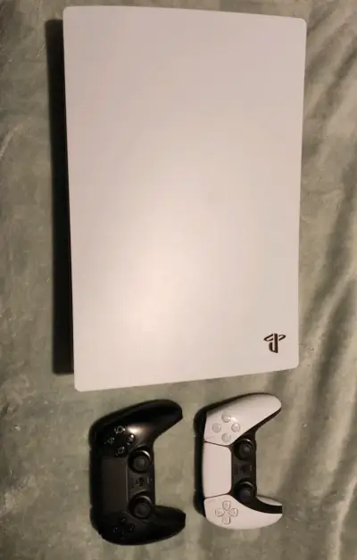 PS5 versión de discos con mandos - miniatura 1