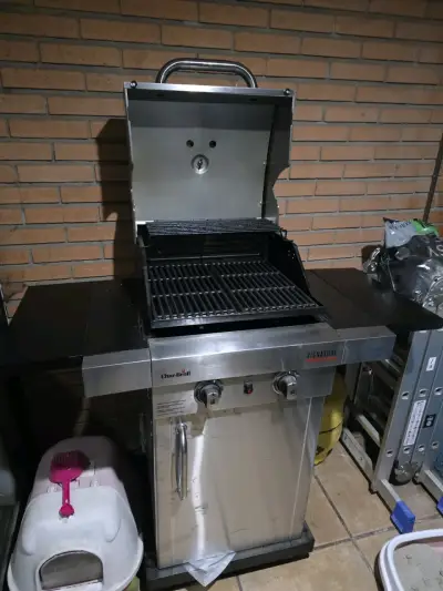 Parrilla a gas en buen estado - miniatura 2