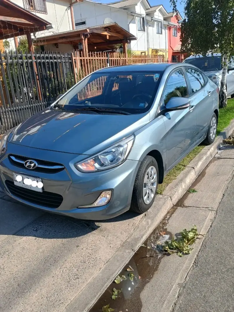 Auto sedán gris Hyundai - 1