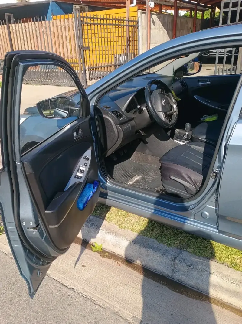 Auto sedán gris Hyundai - 2