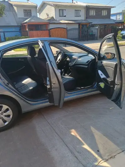 Auto sedán gris Hyundai - miniatura 3