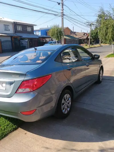 Auto sedán gris Hyundai - miniatura 5