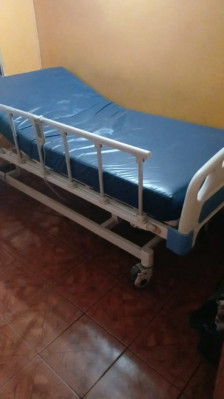 Cama de hospital con barandas - 1