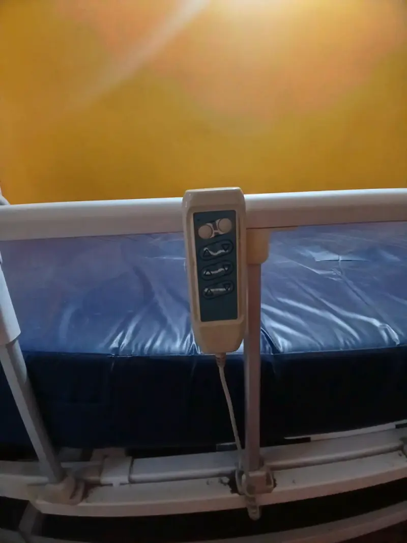 Cama de hospital con barandas - 2