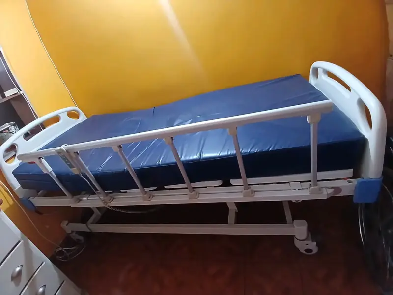 Cama de hospital con barandas - 3